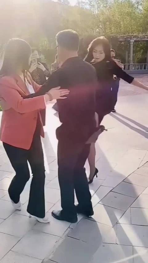 大叔在公园跳舞换了舞伴，给大姐气坏了 要是我，我可不换