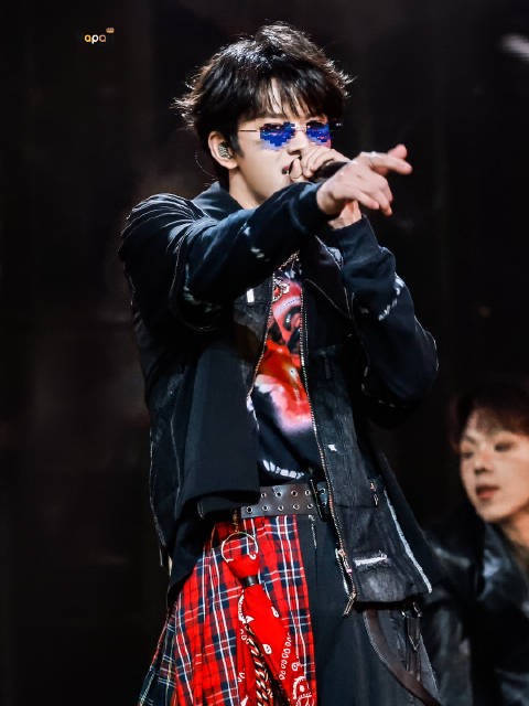 张极金属朋克风造型亮相，演绎新曲《大反派》
