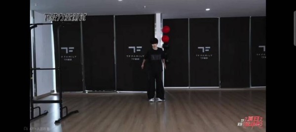 我妹子腿就并这么近,不用蓄力竟然跳了2m16,落地特别优雅啊妹子