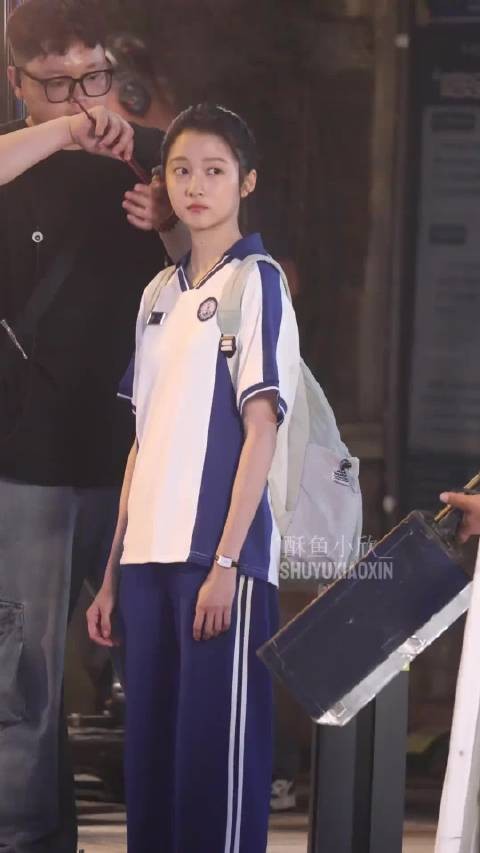 关晓彤教室偶遇晴也，高马尾校服造型吸睛