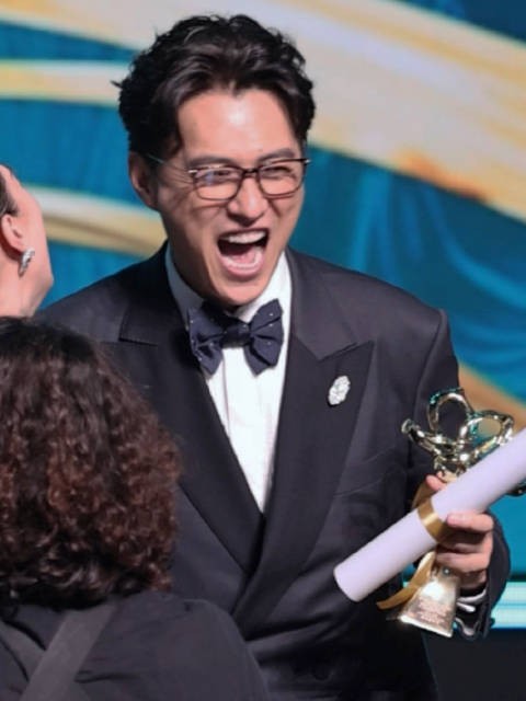 来自视后宋佳的拥抱祝福，来自视帝靳东发自内心的微笑靳东