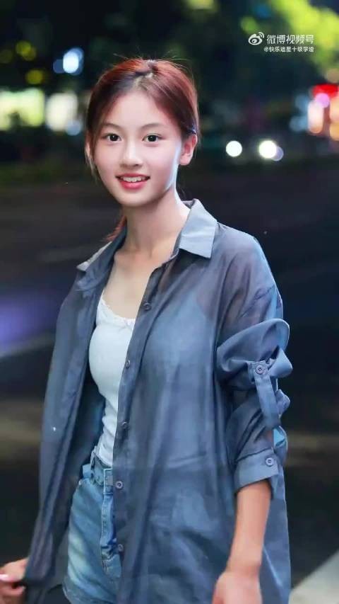 于正想签的一位素人女孩，有点像黄圣依➕张柏芝