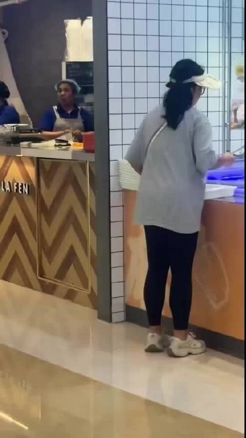 网友西安偶遇鹿晗逛街，发色瞩目