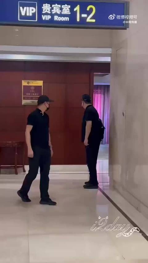 粉丝抢购梓渝同款娃娃以解执念