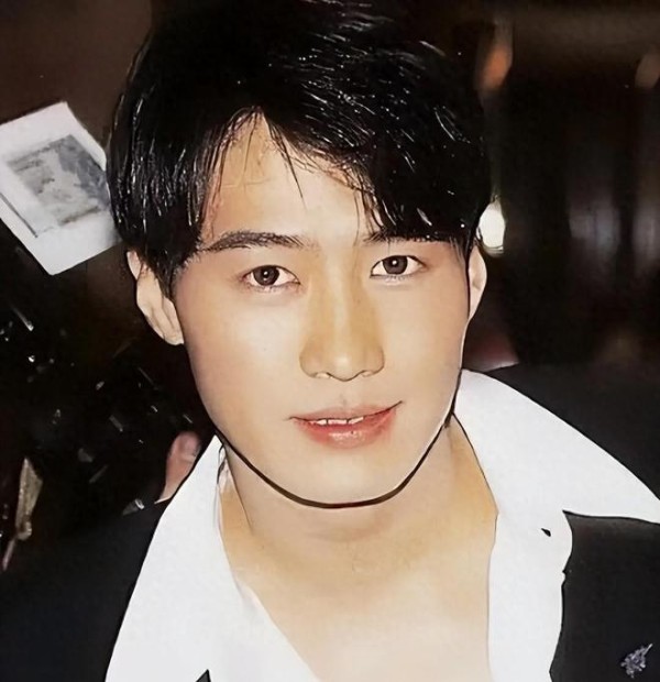 “绯闻天王”黎明，抛弃舒淇、为前妻豪掷数亿，最终情定女助理