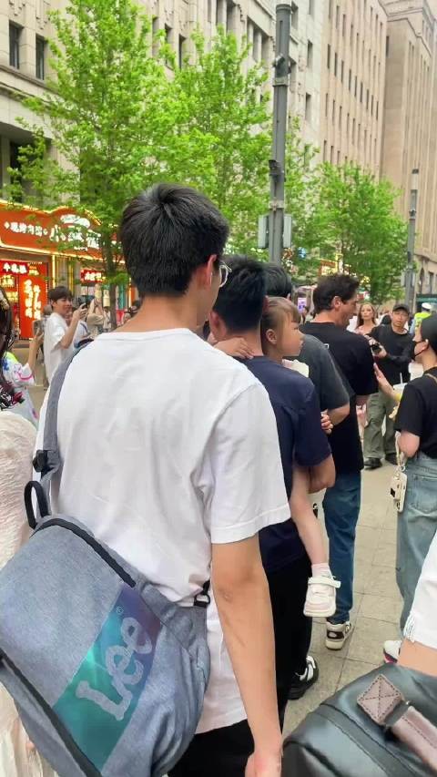 奥斯卡影帝阿德里安.布劳迪在上海逛街