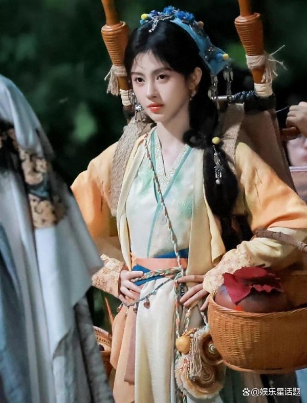 鞠婧祎摔得好重！片场突发意外，下巴磕石桌仍坚持完成拍摄惹心疼