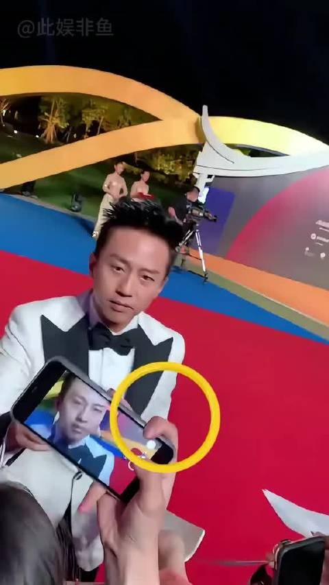 刘亦菲胡歌同框引热议，邓超表情包再出圈