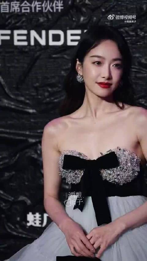 宋茜奶蓝色造型亮相anotherman活动，甜美气质引热议