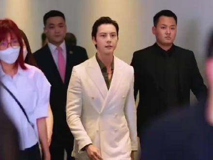 陈伟霆背头造型重现扎职阿霆形象