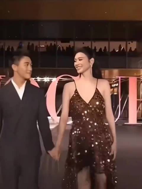 偶遇何猷君一家，奚梦瑶和婆婆逛街尽显高情商，四太腿长不输媳妇！