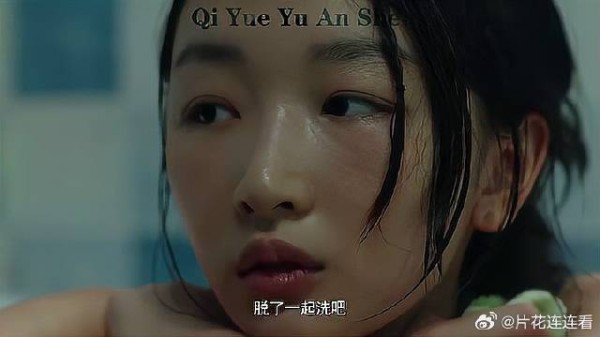 女孩叫闺蜜一起洗澡,只为看她的沟,自己胸小没有!