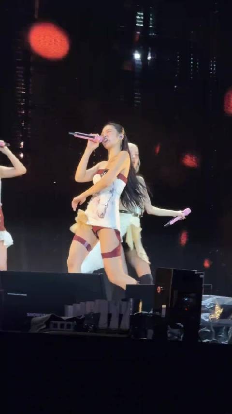 Blackpink高阳巡演Jennie魅力四射Jisoo逗趣Lisa