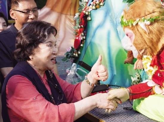 “你给我们曲艺争光了，给你点赞！” 著名评书表演艺术家刘兰芳“投喂”、寄语“雪饼猴”