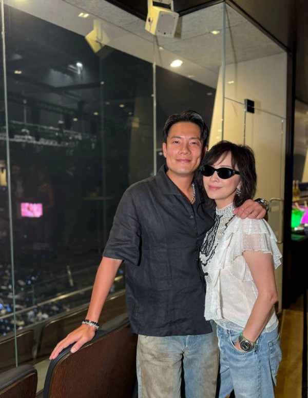 刘嘉玲戴着墨镜又美又飒。