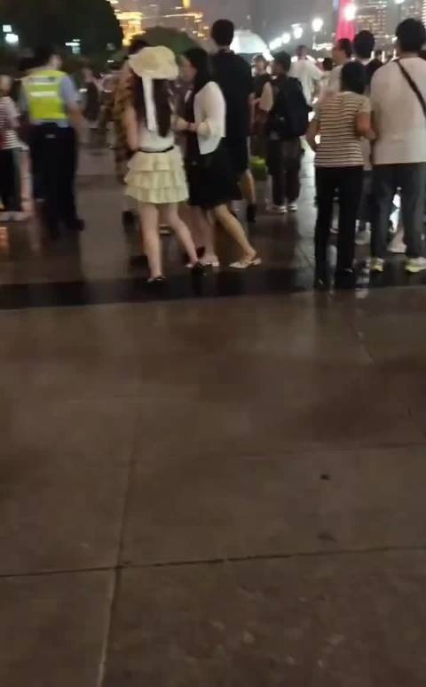 上海外滩大爷斥年轻人穿和服持刀遭路人指责