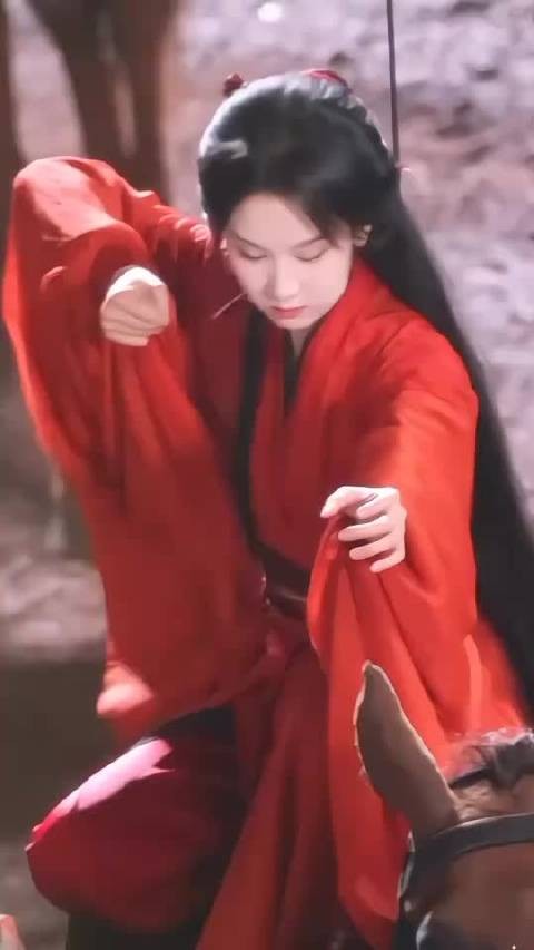 陈都灵骑马射箭真帅气，动作干脆利落让人佩服