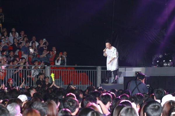 陈奕迅演唱会摔下台阶引热议：舞台安全谁来守护？