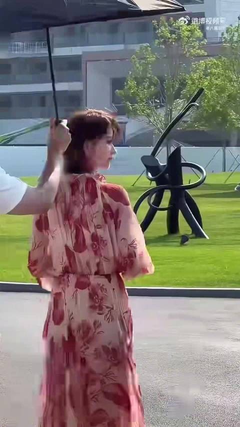 金子涵退圈后首亮相时尚芭莎,短发造型获赞状态佳