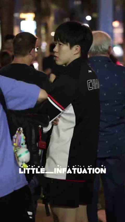 “插队没事吧 不会...不会被揍吧” 哈哈哈哈哈哈很有素质秩序感的头头