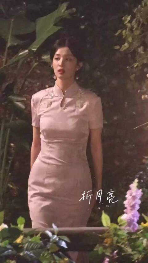 王楚然旗袍路透曝光，民国造型优雅明艳