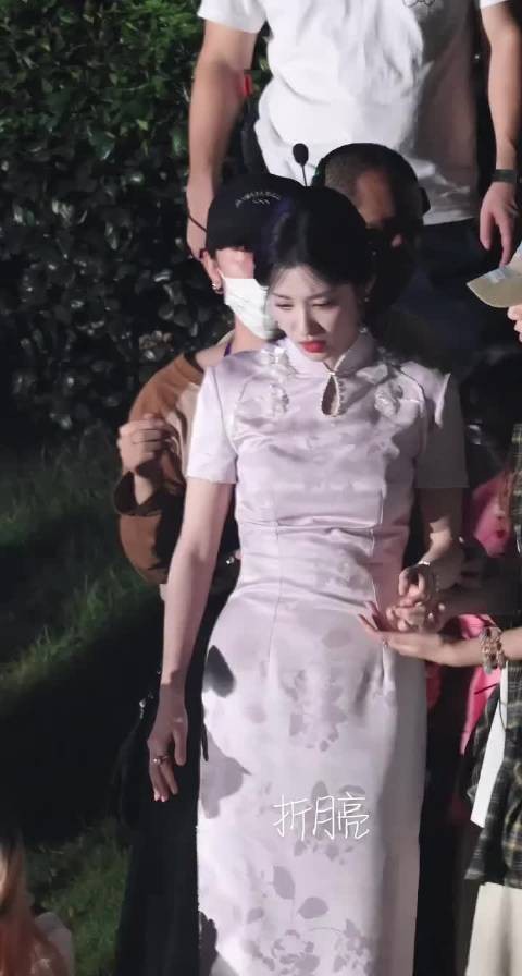 清水出芙蓉，谁懂王楚然下水这个转身