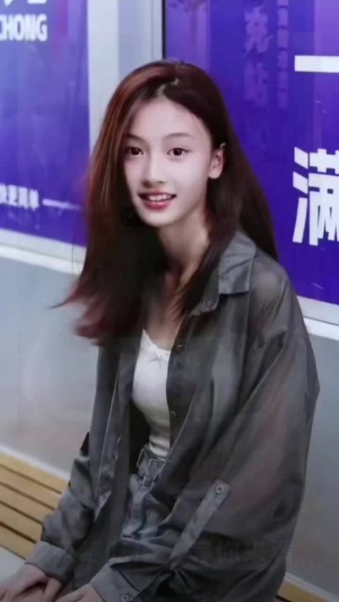 确实有点点像，但还是更喜欢女神张柏芝的颜，希望女孩以后越来越好