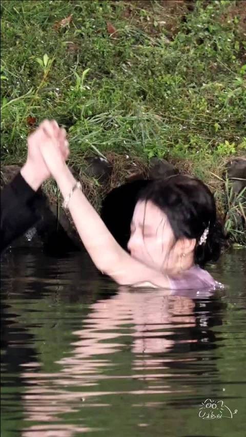 救赎 两个人身材好的不知天地为何物了 让她们俩搭戏的简直是天才！