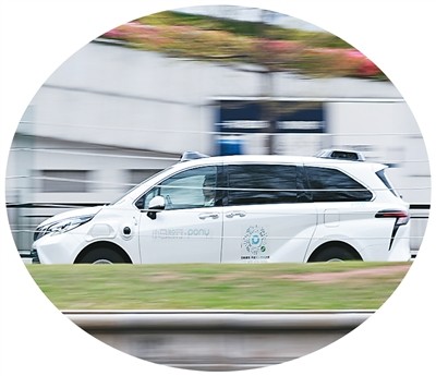 行驶在广东省广州市街头的出租车。 新华社记者 邓 华摄
