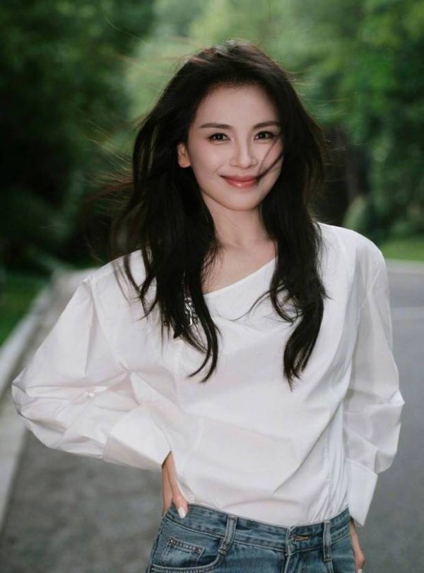刘涛简约松弛。