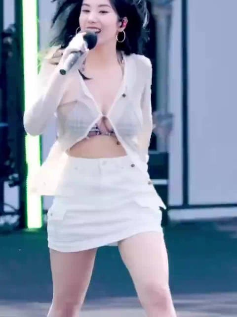 23年权恩妃也参加过一个音乐节 这个身材羡慕了