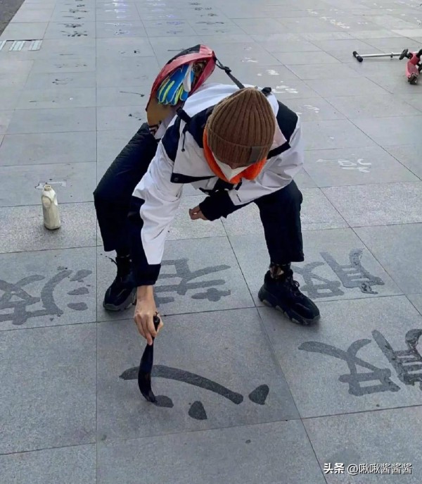 第140遍隶书心经，孙俪书法水平被嘲：和徐静蕾差了5000个潘粤明