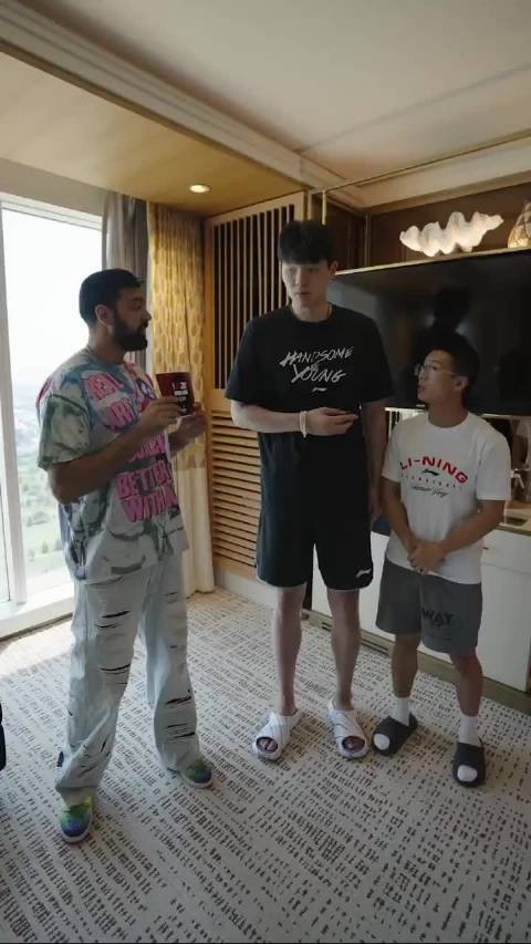 杨瀚森2K26能力值揭晓为70，与罗尼互动打趣
