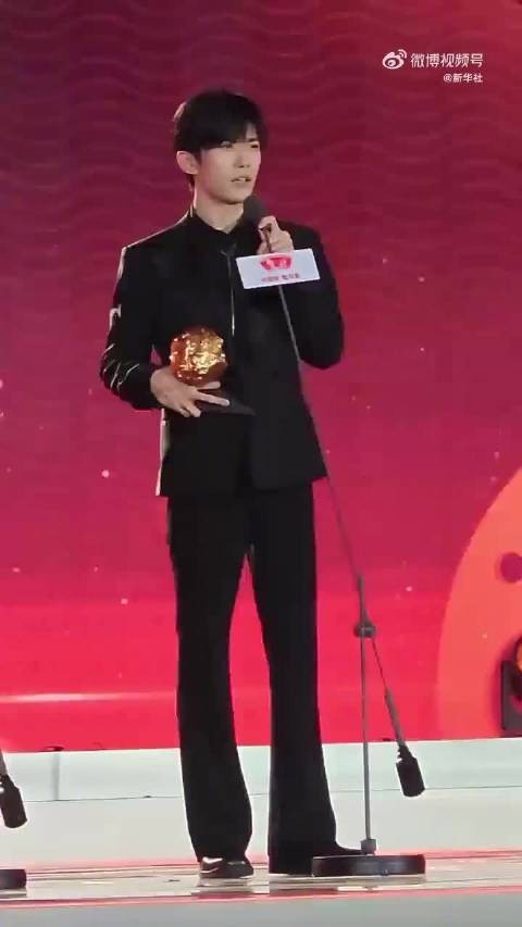 易烊千玺获导协年度男演员，感谢导演包容