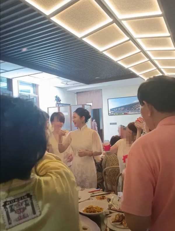 疑似董璇张维伊婚宴照曝光 白旗袍灿笑出镜