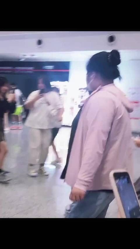 周笔畅接机生图曝光,清冷美颜引热议