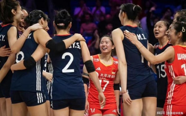 中国女排离开美国！机场被偶遇，龚翔宇心情不错，坐经济舱太辛苦