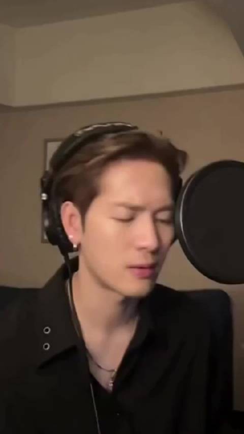 王嘉尔藏了什么好东西不给听