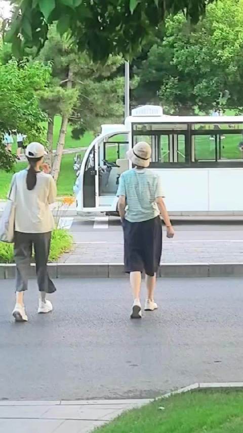 袁泉女儿罕见露面，15岁夏哈哈身高超妈妈，母女俩打扮清秀像姐妹