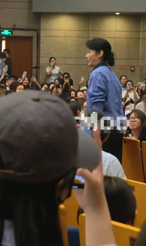网友看舞台剧偶遇周涛，近距离接触惊艳美貌，气质温婉毫无架子