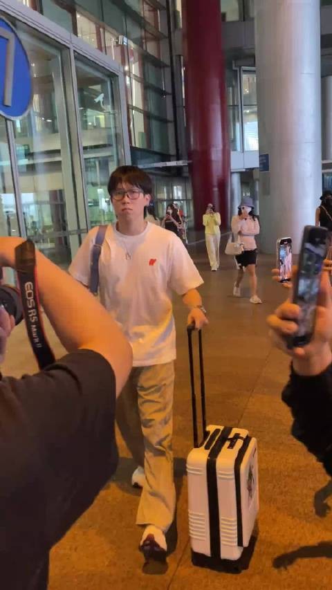 大头回京喽 大头:都离我远点谢谢