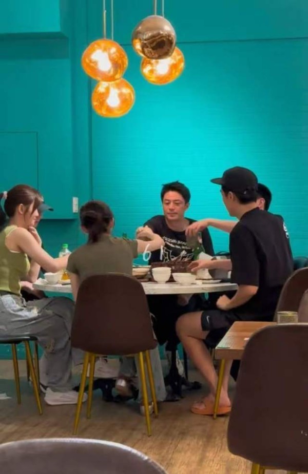 霍建华私下聚会被偶遇，四男二女喝到微醉，全程没看到老婆林心如