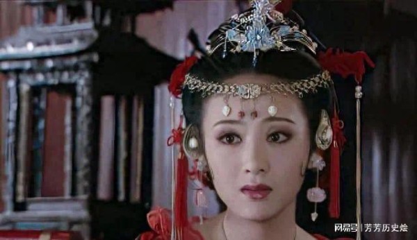 她靠一部剧吃一辈子，二婚嫁给“穷小子”，如今丈夫红到令人嫉妒