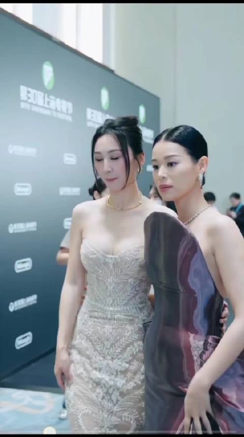 胡杏儿这是穿了个猪肝在身上吗?