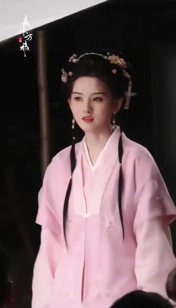 宋祖儿新剧《表妹万福》粉衣造型路透曝光