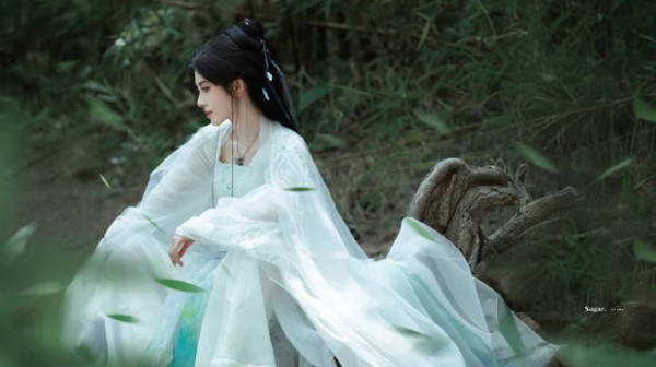鞠婧祎竹林白衣造型气质好。