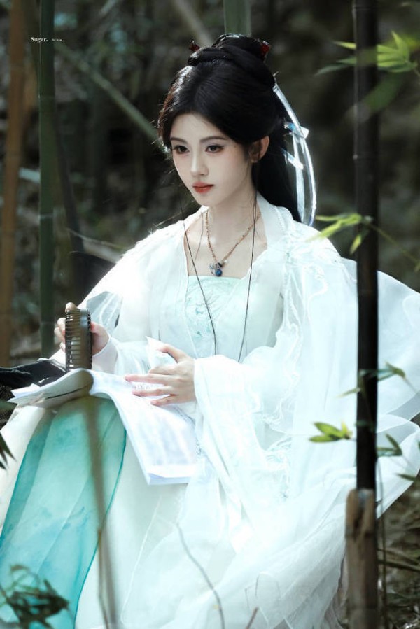 鞠婧祎竹林白衣路透 清冷出尘 一眼入戏
