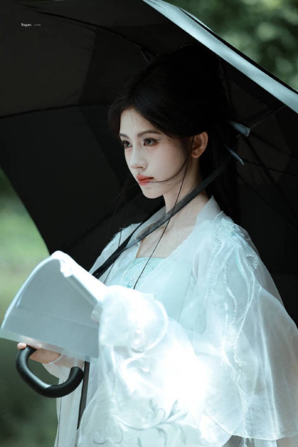 鞠婧祎侧颜绝美。