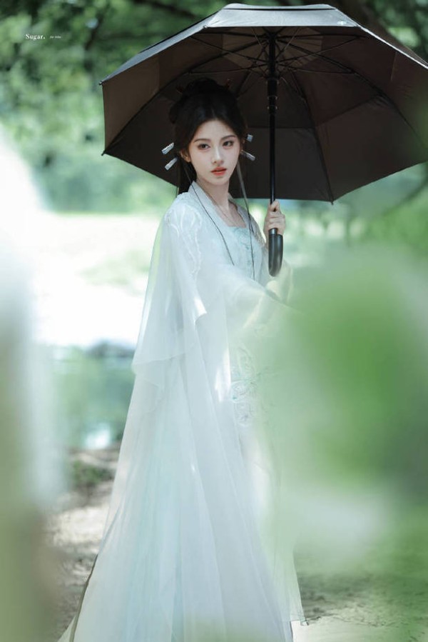 鞠婧祎清冷高贵。
