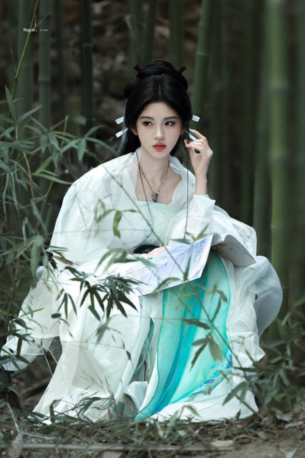 鞠婧祎古典美。